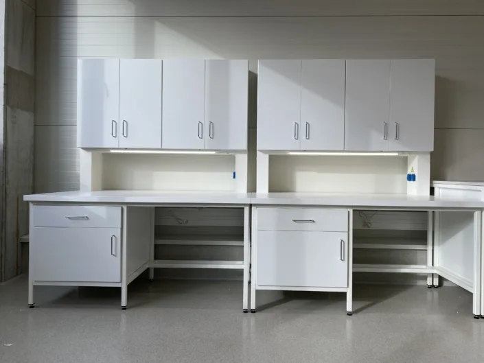Dwa stanowiska laboratoryjne z szafkami podblatowymi i nadstawkami.