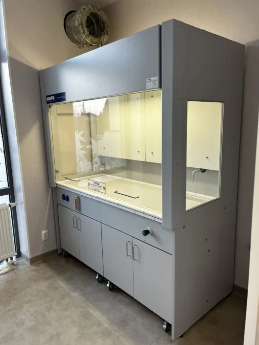 Dygestorium laboratoryjne ustawione przed przygotowanym podejściem wentylacji.