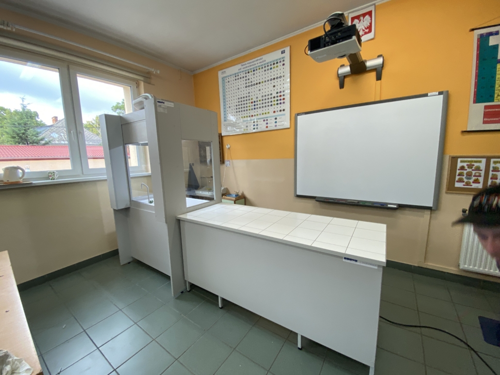 Stanowiska uczniowskie VIAME w pracowni chemicznej