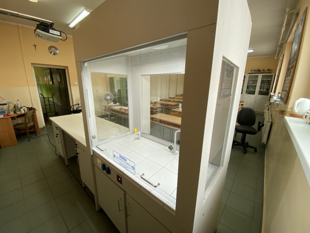 Dygestorium szkolne VIAME w pracowni chemicznej
